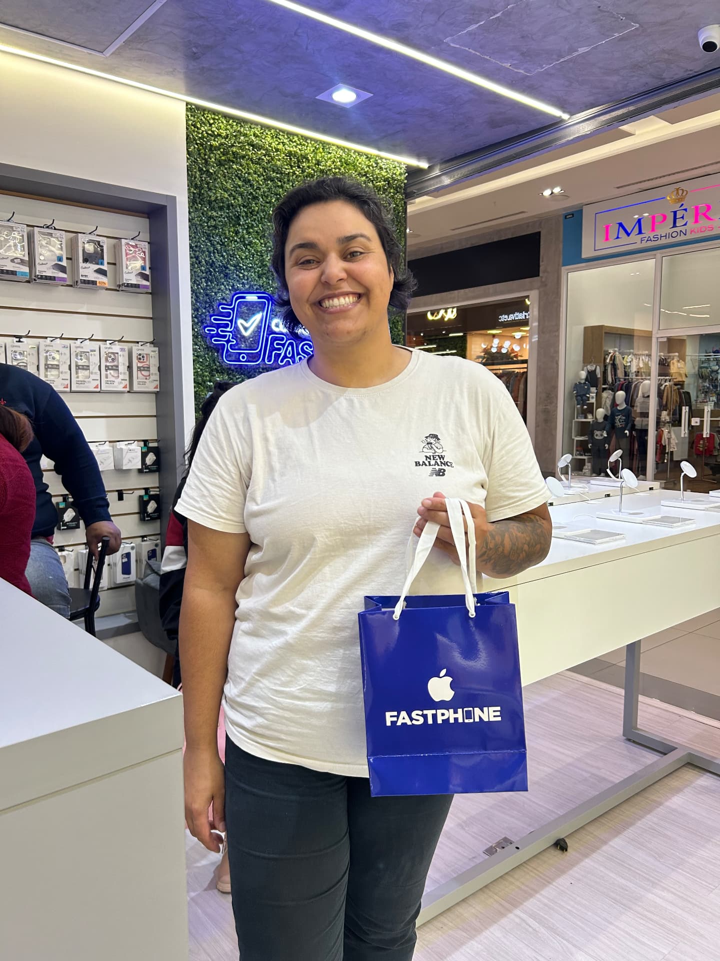 Cliente feliz segurando sacola FastPhone