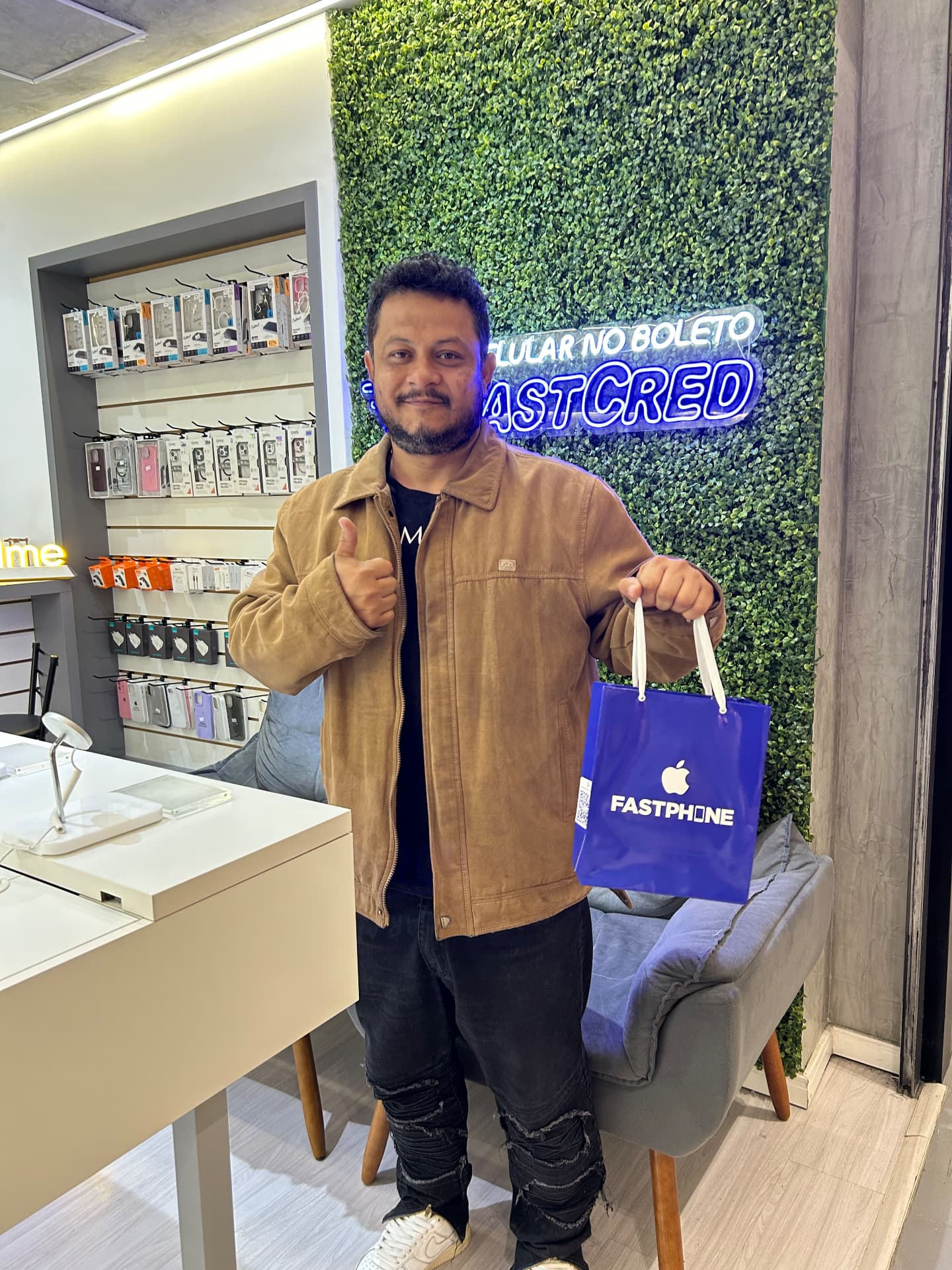Cliente aprovado retirando o celular na loja FastCred